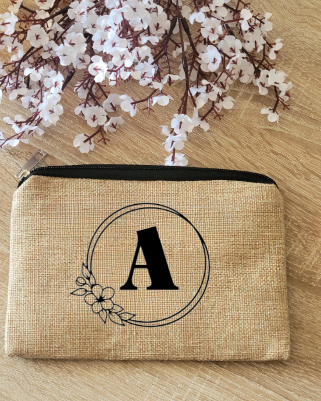 pochette plate en jute, initiale