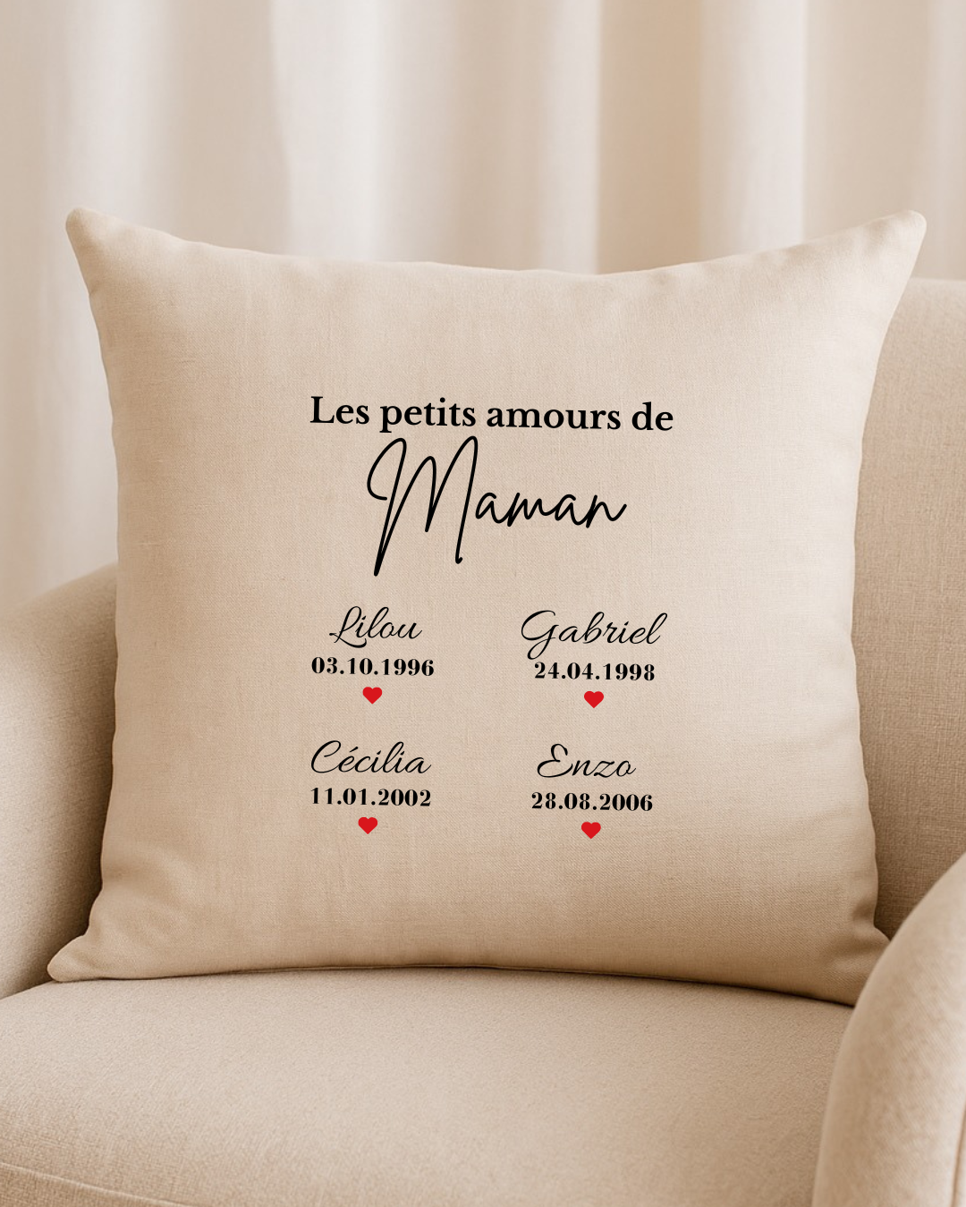 Coussin personnalisé les petits amours de Maman avec prénoms et dates, texte modifiable